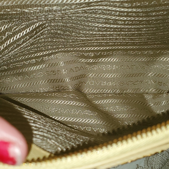 Genuine Prada Purse. If you want more pics, ask - Picture 4 of 8